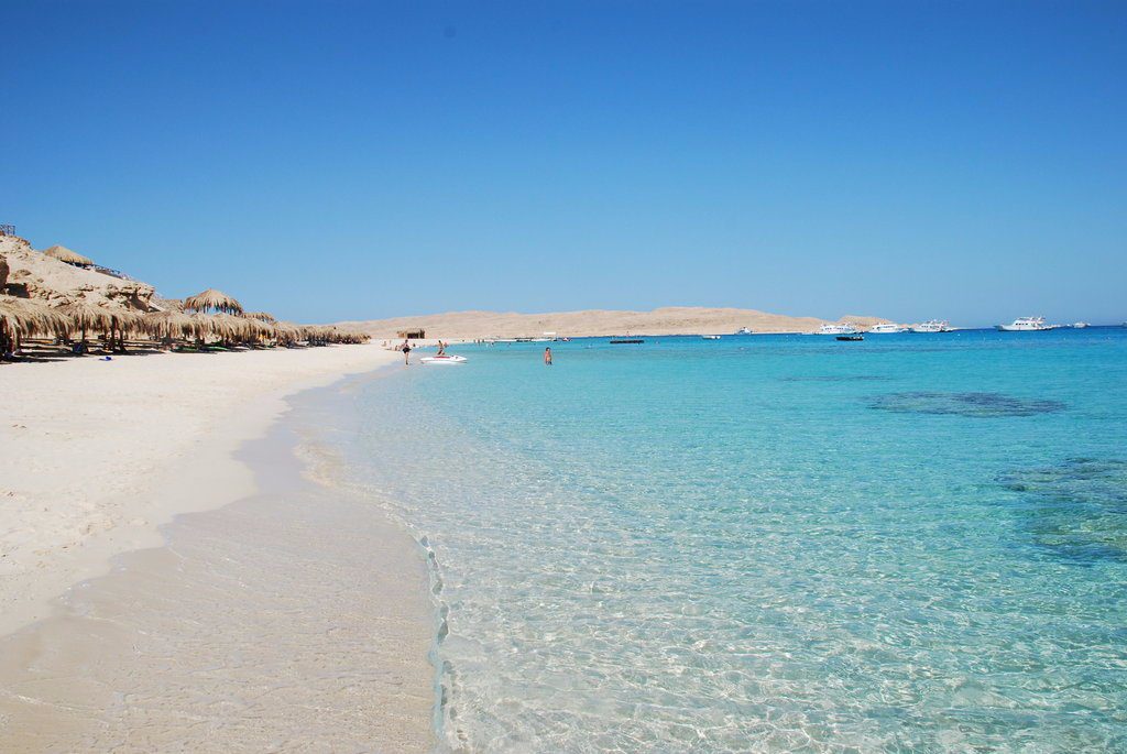 White sandy beach and turquoise water on Mahmya Island