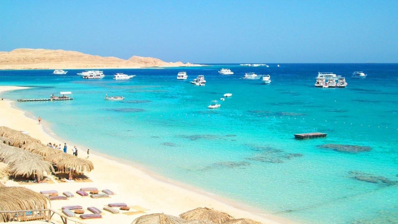 White sandy beach and turquoise water at Mahmya Island Hurghada