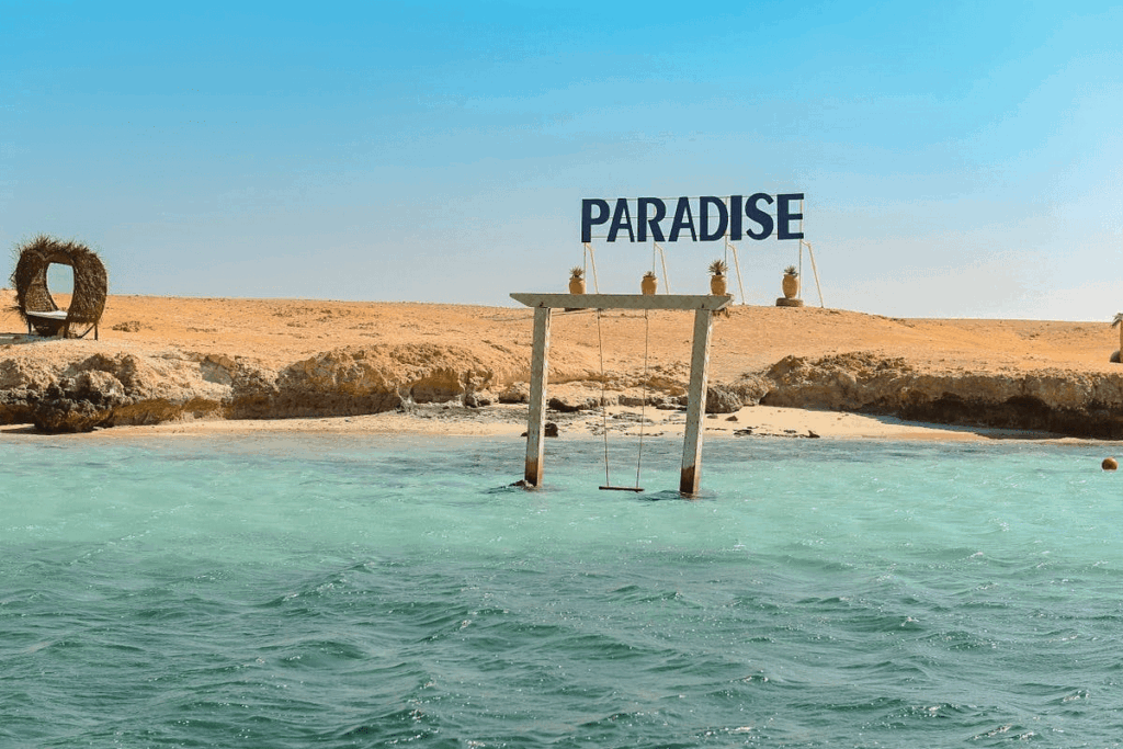 Paradise Island beach and turquoise water near Hurghada