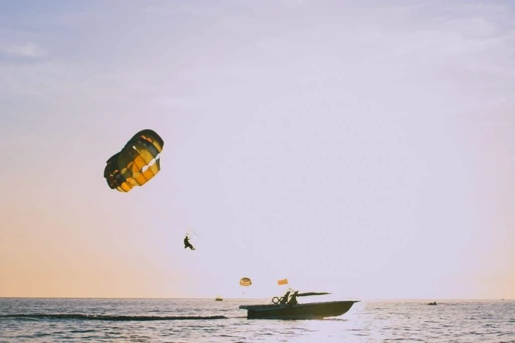 Parasailing in Hurghada – Fallschirmflug über dem türkisblauen Roten Meer